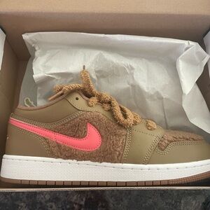 Unisex Nike Jordan one teddy brown sneaker